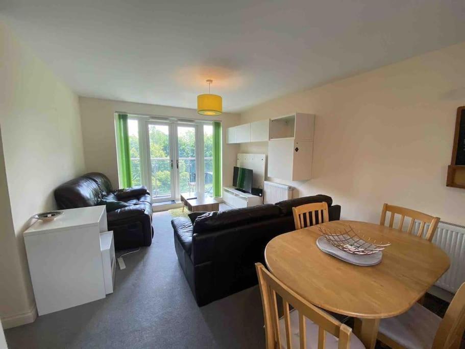 Cosy 2 Bedrooms 2 Bathrooms Apartment *
